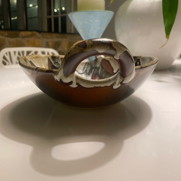 Handmade pottery bowl with handles - Picture 8 of 12